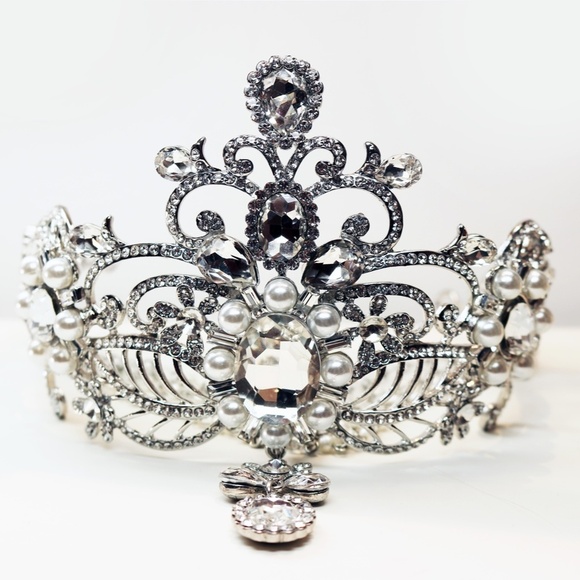 ✨ Dazzling Tiara ~ Pearls & Crystals Silver Tone main image 6